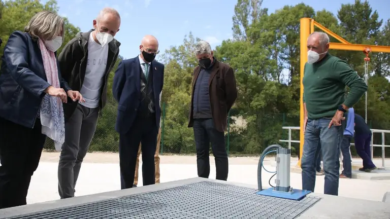 La gestora de proyectos de Servicios de la Comarca de Pamplona, Rosa Retuerta; el presidente de la Mancomunidad de la Comarca de Pamplona, David Campión; el consejero de Cohesión Territorial, Bernardo Ciriza; y el gerente de NILSA, Fernando Mendoza. GOBIERNO DE NAVARRA