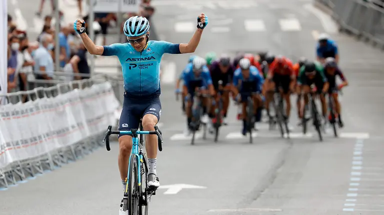 Óscar Rodríguez levanta los brazos con el maillot del Astana en Ordizia. photo Luis Angel Gomez/BettiniPhoto©2021