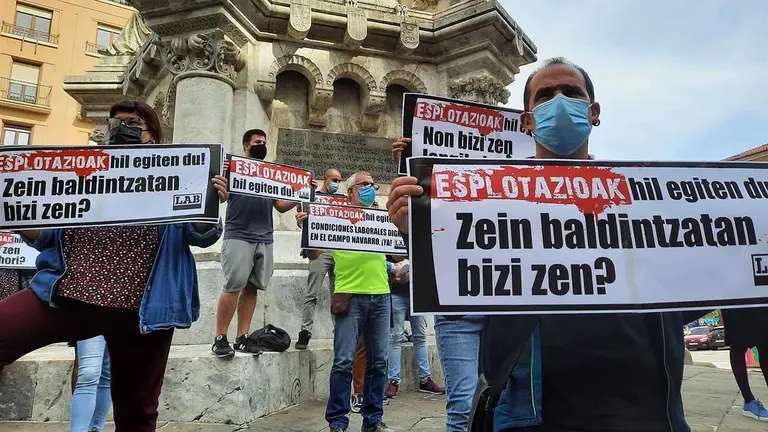 Concentración de LAB en protesta por la muerte de un trabajador en Carcastillo. LAB