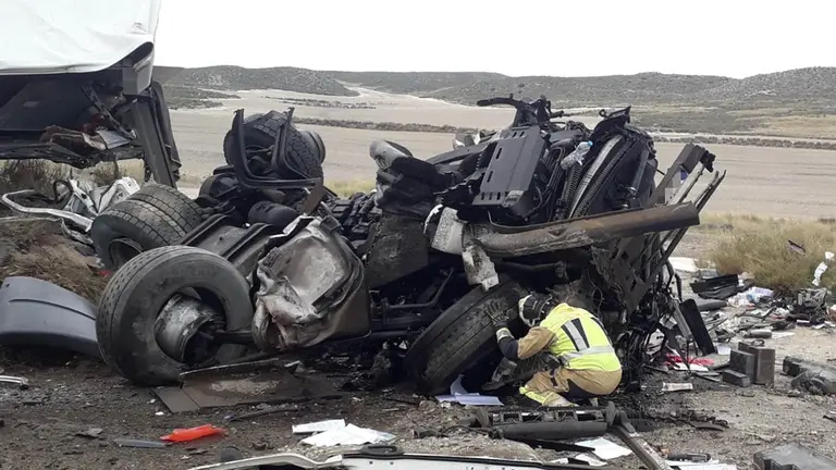 Estado en el que ha quedado uno de los camiones tras el accidente. DIPUTACIÓN DE ZARAGOZA