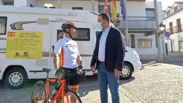 Jesús Gallardo, el guardia civil retirado que recorrerá 900 kilómetros por las víctimas del terrorismo, junto al alcalde de Valdemoro. AYUNTAMIENTO DE VALDEMORO