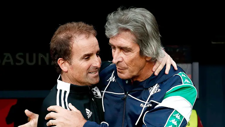 Arrasate saluda a Pellegrini en el partido entre Osasuna y Betis correspondiente a la jornada número 6 de la Liga disputado en el estadio de El Sadar de Pamplona. EFE