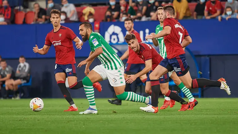 Partido entre Osasuna y Betis correspondiente a la jornada número 6 de la Liga disputado en el estadio de El Sadar de Pamplona. MIGUEL OSÉS