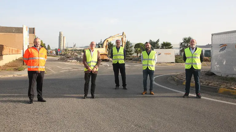 De izquierda a derecha, el gerente de Construcciones Osés, Alberto Latienda; el consejero Bernardo Ciriza; el jefe de obra de Construcciones Osés, Jesús Mª Urdiain; el jefe de la sección de Obras de Acondicionamiento, Patxi Ansorena; y el alcalde de San Adrián, Emilio Cigudosa. GOBIERNO DE NAVARRA