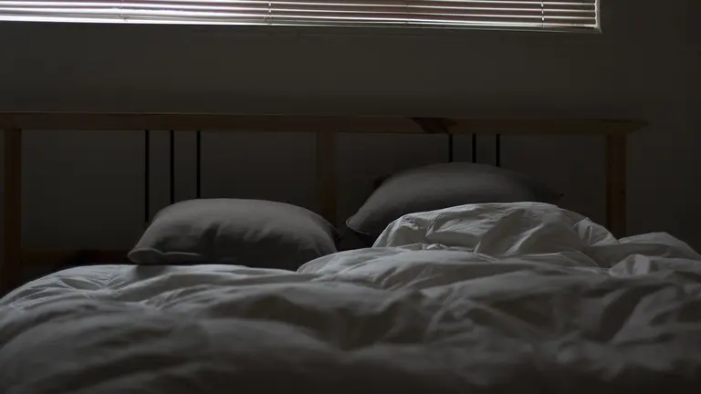 Una cama con varios almohadones. ARCHIVO