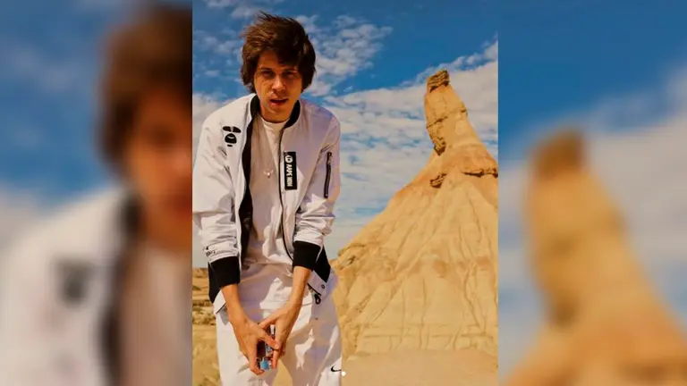 El conocido youtuber El Rubuis haciendo un anuncio en el Cabezo de Castildetierra en las Bardenas INSTAGRAM