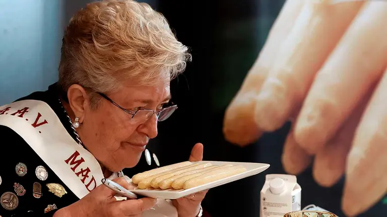 Un miembro del jurado de expertos que han participado en la IX Cata Solidaria de Espárrago para elegir al denominado "Mejor Espárrago del Mundo", durante la prueba olfativa del esparrago en una rigurosa cata ciega que se ha desarrollado en un hotel de Pamplona donde participan las mejores conservas de Espárragos de Navarra. EFE/ Jesús Diges