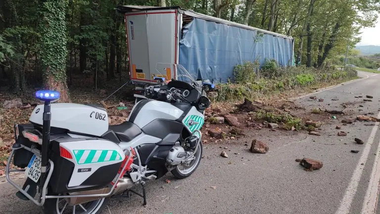 Investigado el conductor de un camión accidentado por negarse a pasar pruebas. GUARDIA CIVIL DE NAVARRA