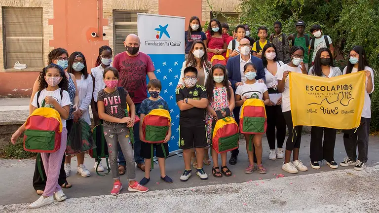 Isabel Moreno, directora territorial Ebro de CaixaBank, Javier Muñoz, responsable de Acción Social, y Roberto Zabalza, responsable de la Fundación Itaka Escolapios, hacen entrega del material escolar a los niños en situación de vulnerabilidad. CAIXABANK