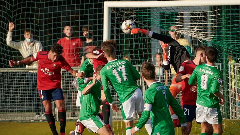 El Osasuna Promesas se enfrena al San Juan en Pamplona. PABLO LASAOSA