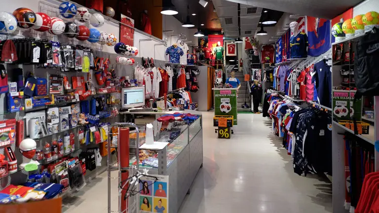 Tienda de deporte Futbolmanias en la calle Zapatería de Pamplona. MIGUEL OSÉS