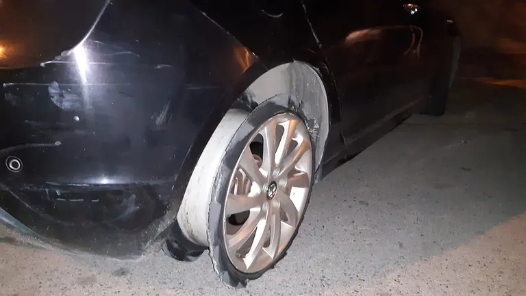 Estado en el que se encontraba el vehículo, al que le faltaba una rueda trasera. POLICÍA FORAL