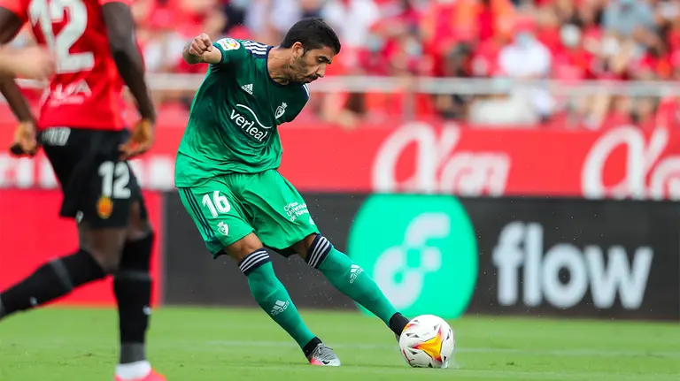 Disparo de Cote durante el partido Mallorca - Osasuna en en estadio de Son Moix. @CAOsasuna.