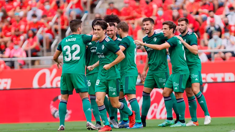 Los jugadores del Osasuna celebran el gol marcado por su compañero José Angel al RCD Mallorca durante su partido de LaLiga disputado este domingo en Palma de Mallorca. EFE/Cati Cladera
