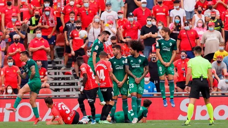 Los futbolistas del Osasuna Brasanac (2d), Aridane (3d) montan una barrera durante el tiro de una falta junto a Dani Rodríguez (4i) y Brian (2i), del RCD Mallorca, durante su partido de LaLiga disputado este domingo en Palma de Mallorca. EFE/Cati Cladera