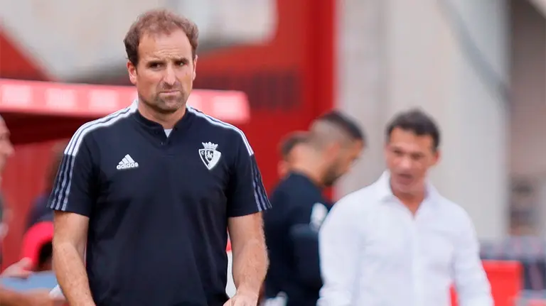 El entrenador de Osasuna Jagoba Arrasate reacciona durante el partido de LaLiga entre el RCD Mallorca y el CA Osasuna disputado este domingo en Palma de Mallorca. EFE/Cati Cladera.