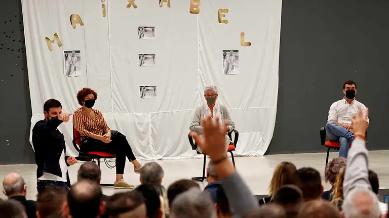 Maixabel Lasa (c), viuda del político vasco asesinado por ETA Juan Maria Jauregui, junto a la cineasta Icíar Bollaín (i) y el consejero de Políticas Migratorias y Justicia del Gobierno de Navarra, Eduardo Santos (d), mantienen un coloquio con los reclusos al termino de la proyección de la película "Maixabel" en la prisión de Pamplona, este domingo. EFE/ Jesús Diges POOL