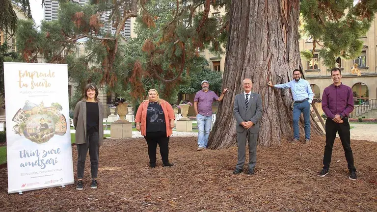 Maya Prieto, Raquel Ursúa, Jesús Prieto, el consejero de Cohesión Territorial, Bernardo Ciriza; el director general de Administración Local y Despoblación, Jesús Mª Rodríguez; y el emprendedor, Patxi Miranda. GOBIERNO DE NAVARRA