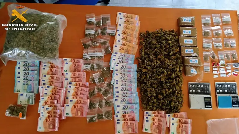 28-09-2021 Detenido por tráfico de drogas e intervenidos más de un kilo de marihuana y medio kilo de hachís..

Agentes de la Guardia Civil de Navarra han detenido recientemente en la Merindad de Estella a un hombre de 46 años como presunto autor de un delito contra la salud pública (tráfico de drogas) y se han incautado de más de un kilo de marihuana y medio kilo de hachís.

SOCIEDAD ESPAÑA EUROPA NAVARRA
GUARDIA CIVIL
