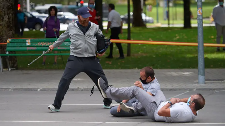 El delegado del Gobierno, José Luis Arasti, asiste a un simulacro de la Policía Nacional sobre un incidente con un individuo con intenciones homicidas fuera de control. MIGUEL OSÉS