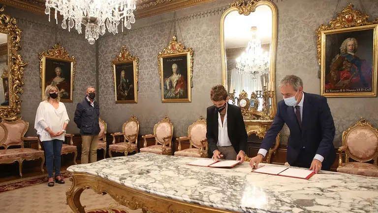 María Chivite y Tomás Caballero en la firma del convenio. GOBIERNO DE NAVARRA