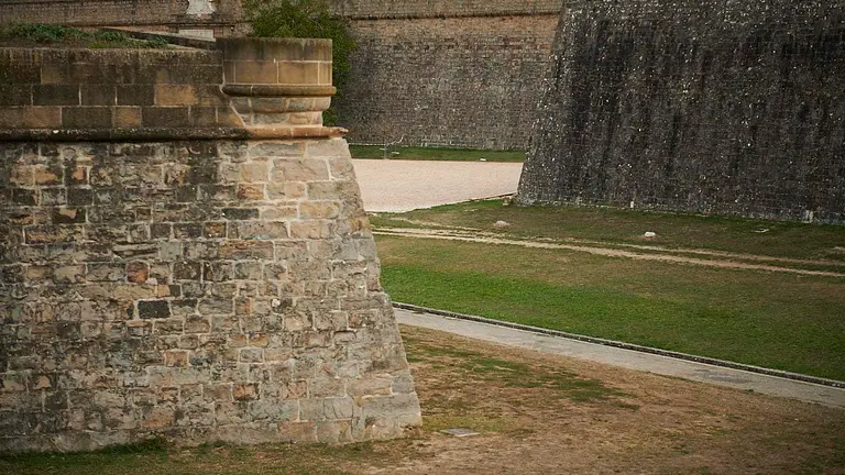 Retirada de la arena en los fosos de la ciudadela donde le celebró el premio de hípica. PABLO LASAOSA