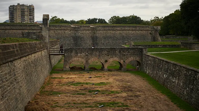 Retirada de la arena en los fosos de la ciudadela donde le celebró el premio de hípica. PABLO LASAOSA