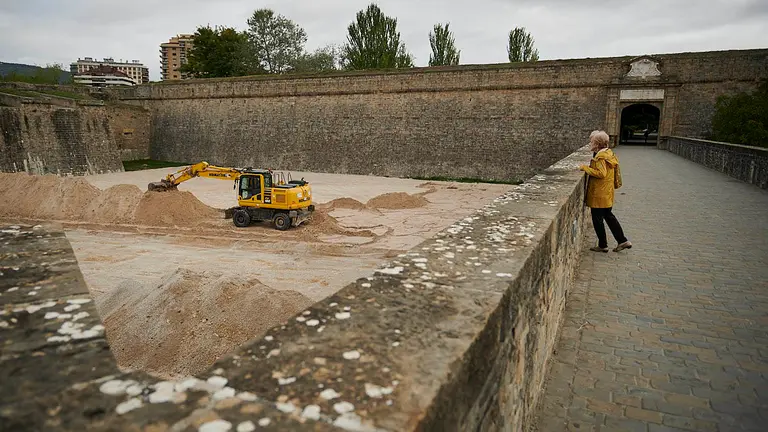 Retirada de la arena en los fosos de la ciudadela donde le celebró el premio de hípica. PABLO LASAOSA