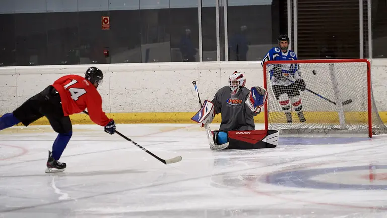 Equipo Navarro de Hockey sobre hielo entrena en la pista de hielo de Itaroa. MIGUEL OSÉS