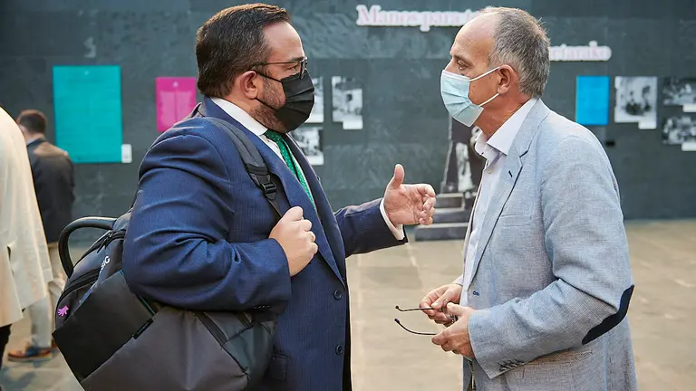 El vicepresidente del Gobierno de Navarra Javier Remírez(i) habla con Adolfo Araiz, de EH Bildu. PABLO LASAOSA