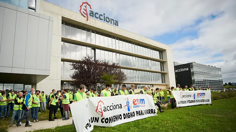 Concentración de trabajadores de Erom a las puertas de Acciona con motivo del inicio de una huelga de diez días. PABLO LASAOSA