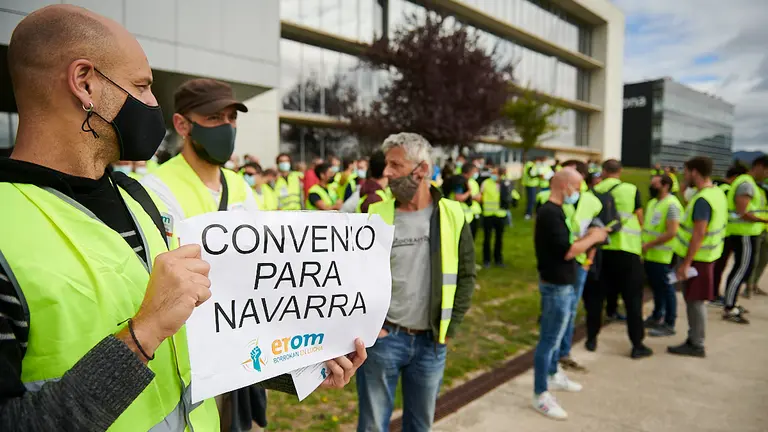 Concentración de trabajadores de Erom a las puertas de Acciona con motivo del inicio de una huelga de diez días. PABLO LASAOSA