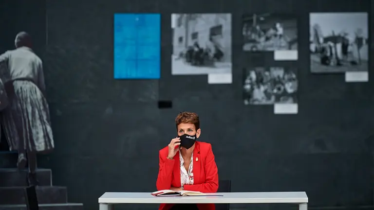 La presidenta del Gobierno de Navarra, María Chivite, sentada en el atrio del parlamento de Navarra. MIGUEL OSÉS