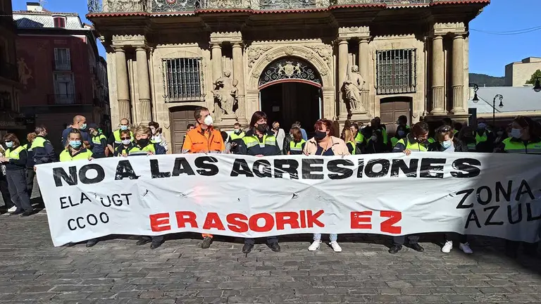 Concentración de trabajadores de la zona azul contra la agresión sufrida en la Chantrea por un compañero. UGT
