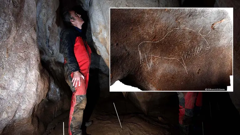 Investigadores observan uno de los hallazgos. GOBIERNO DE NAVARRA