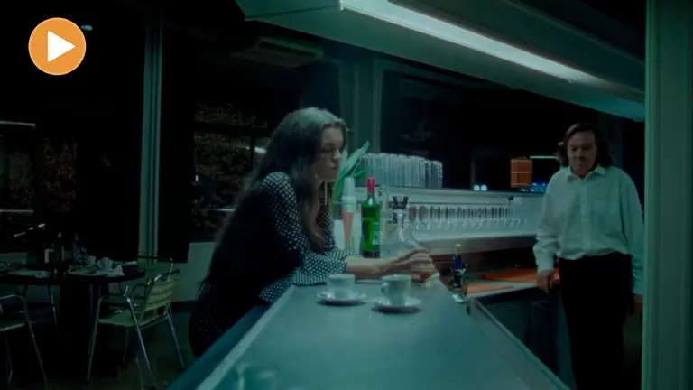 Amaia Romero durante el videoclip de su última canción 'Yo invito' YOUTUBE (player)