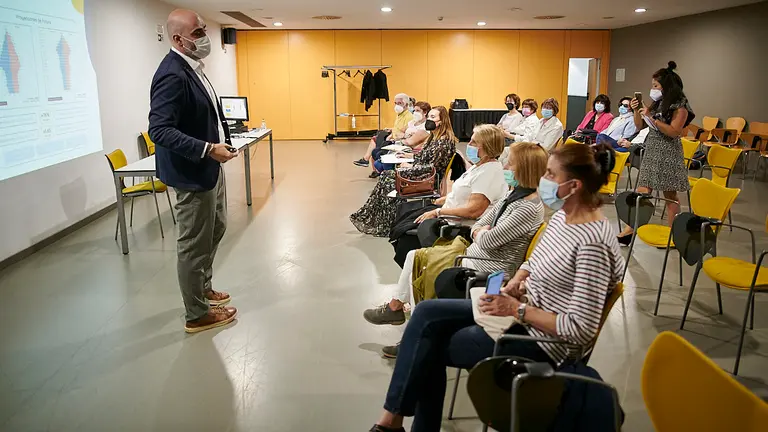 Fermín Mínguez, gerontólogo, interviene en una jornada sobre el Alzheimer en Civican. PABLO LASAOSA