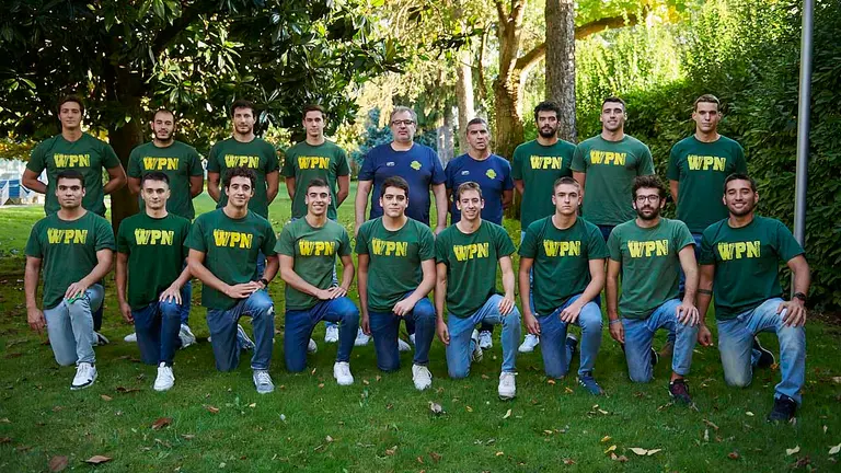 El Waterpolo Navarra hace su presentación para esta temporada en el club Larraina de Pamplona. PABLO LASAOSA