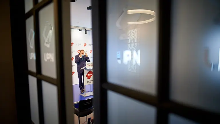 El presidente de UPN y portavoz de Navarra Suma, Javier Esparza, durante una rueda de prensa en la sede del partido regionalista. MIGUEL OSÉS.