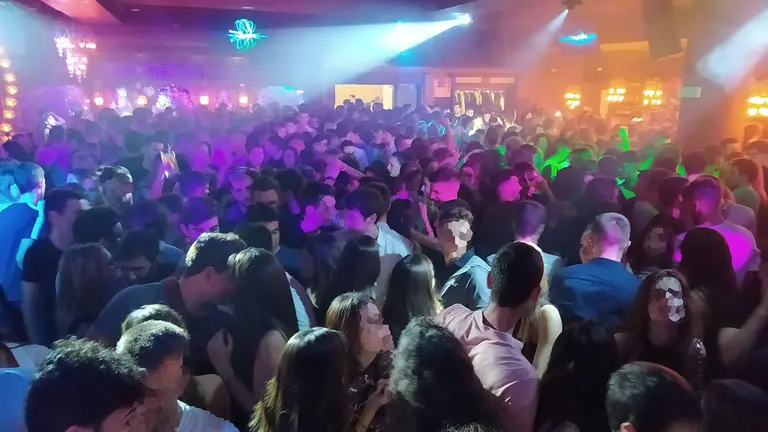 Las discotecas de Pamplona vuelven a la vieja normalidad tras año y medio de cierres y restricciones.