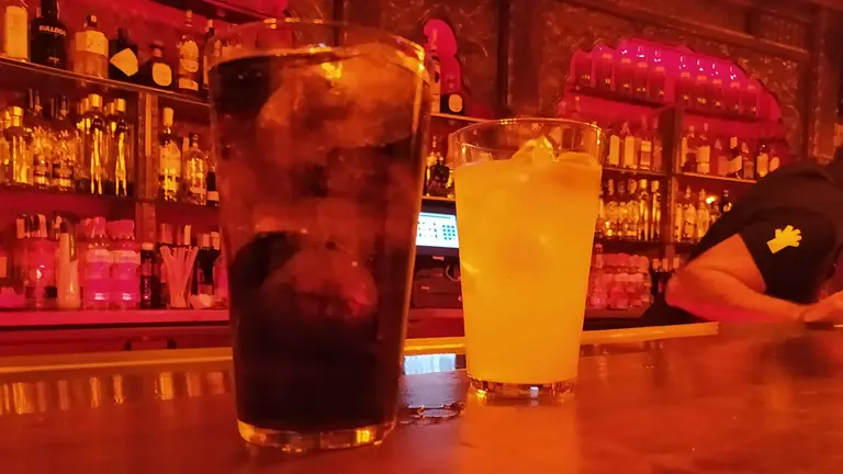 Los bares y discotecas de Pamplona vuelven a la vieja normalidad tras año y medio de cierres y restricciones.