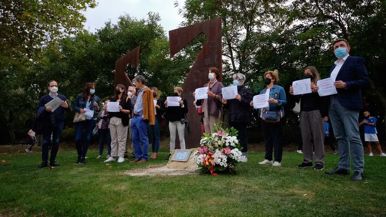 Representantes de las asociaciones de víctimas del terrorismo de ETA en el acto celebrado este viernes en Berriozar. MIGUEL OSÉS