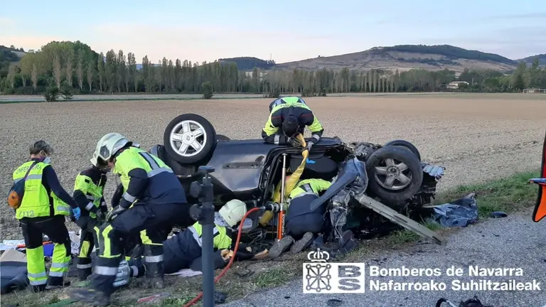 Los bomberos rescatan a un conductor tras un accidente en Urroz. BOMBEROS DE NAVARRA