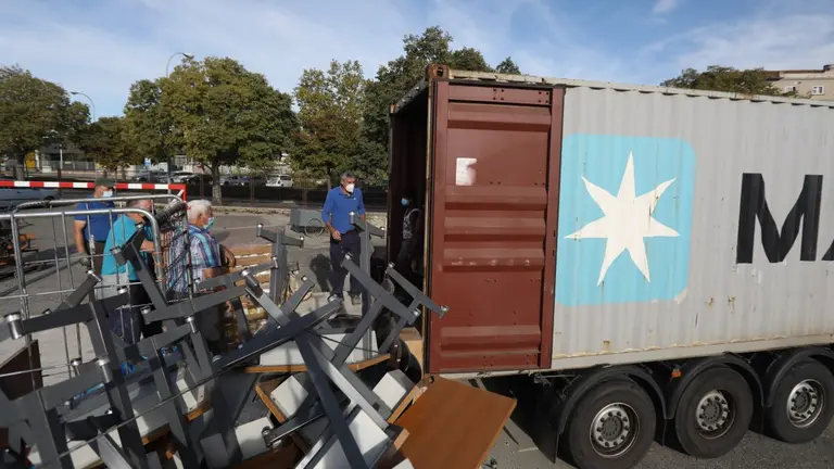 El contenedor cargado con material para construir dos escuelas y alimentos. GOBIERNO DE NAVARRA