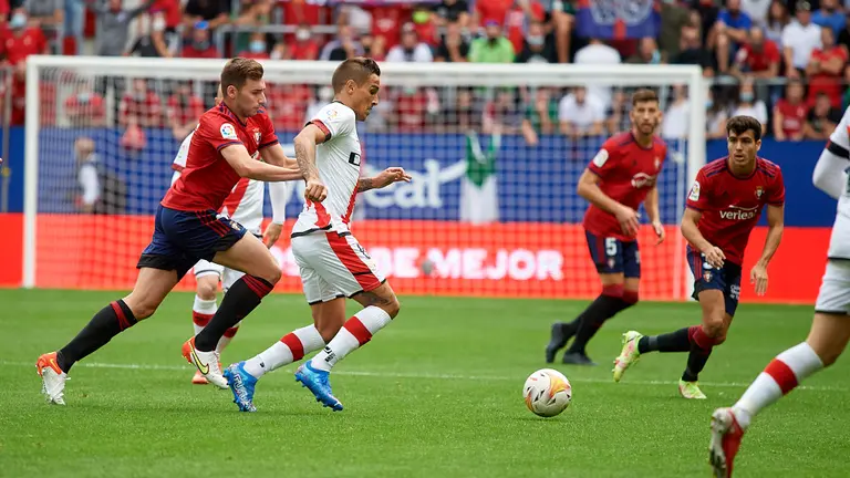 Partido entre Osasuna y el Rayo Vallecano correspondiente a la jornada número 8 disputado en el estadio de El Sadar de Pamplona. MIGUEL OSÉS