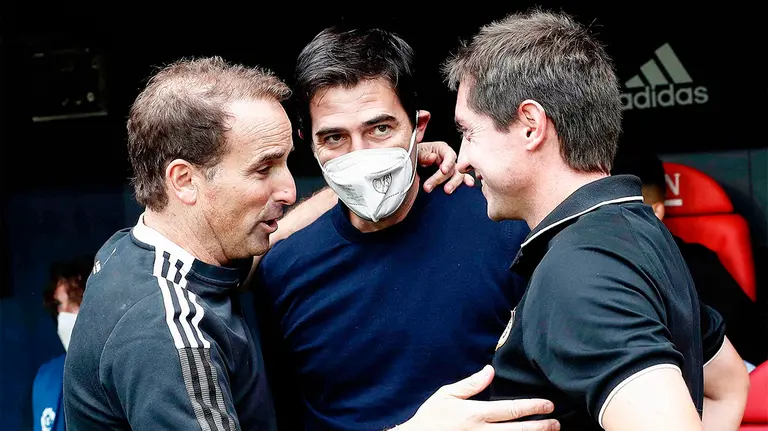 El entrenador de Osasuna Jagoba Arrasate (i) saluda al del Rayo Vallecano, Andoni Iraola (c) antes del partido correspondiente a la octava jornada de LaLiga entre Osasuna y Rayo disputado este sábado en El Sadar. EFE/ Jesús Diges