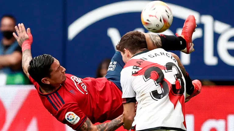 El jugador argentino Chimy Ávila, durante el partido de este sábado en Pamplona ante el Rayo Vallecano. EFE/ Jesus Diges