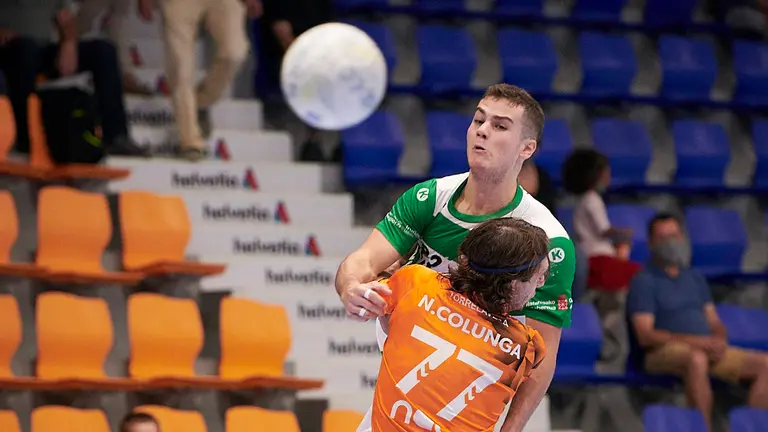 El Helvetia Anaitasuna se enfrenta al Torrelavega en Pamplona. PABLO LASAOSA