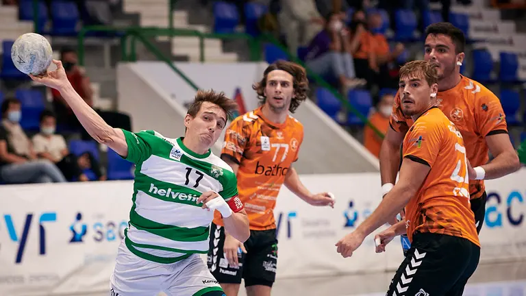 El Helvetia Anaitasuna se enfrenta al Torrelavega en Pamplona. PABLO LASAOSA