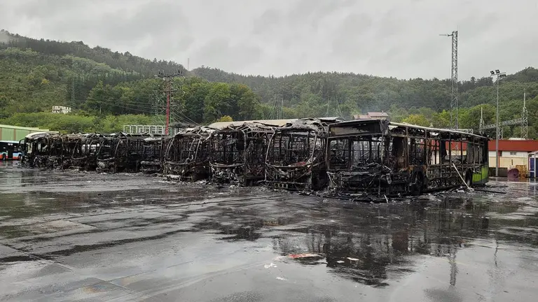 Autobuses de Bizkaibus calcinados en Lemoa (Bizkaia) - DIP. BIZKAIA
